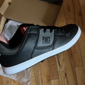 DC skater sneaker